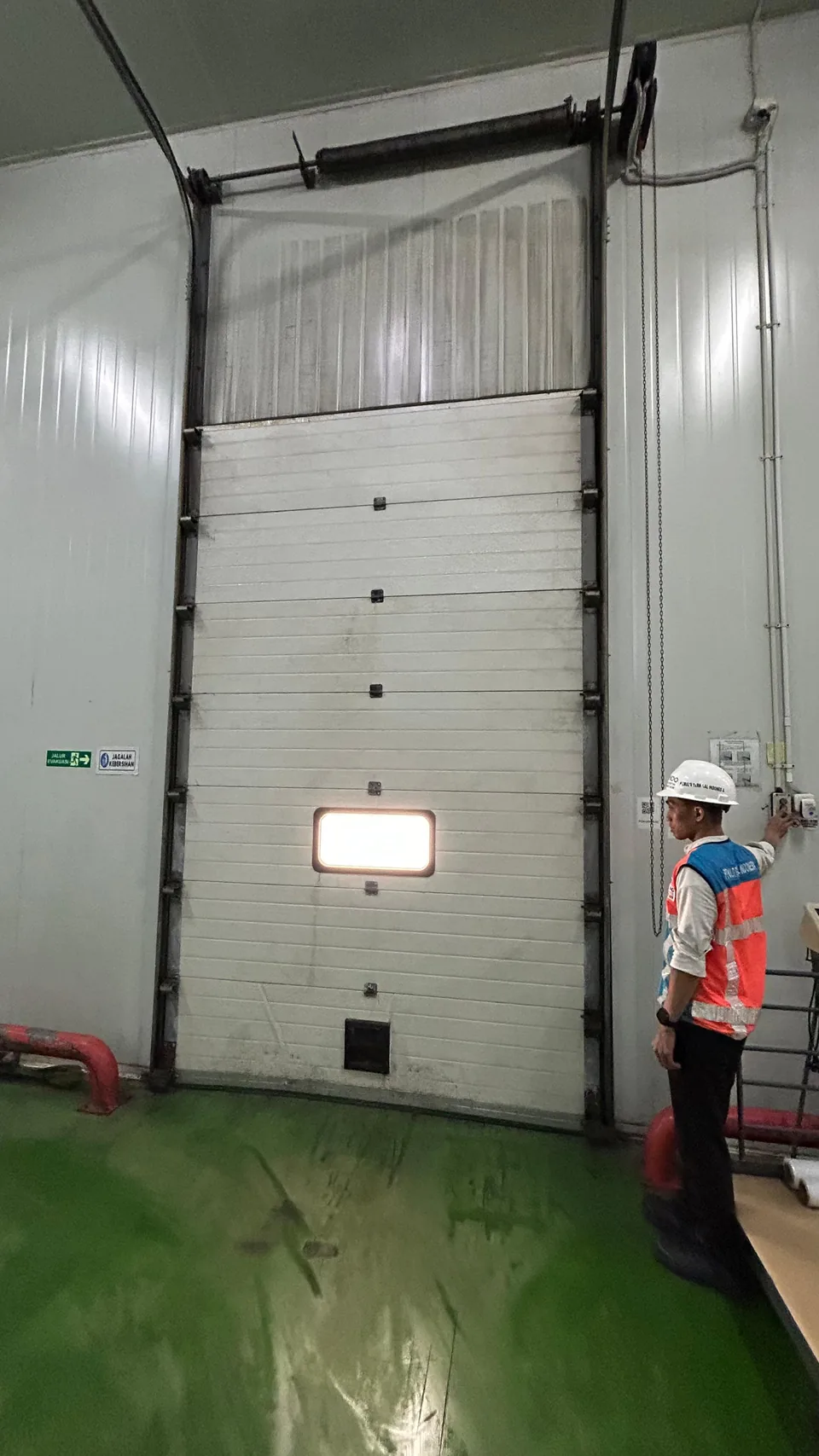 Area pintu pemuatan pada ruang penyimpanan berpendingin.