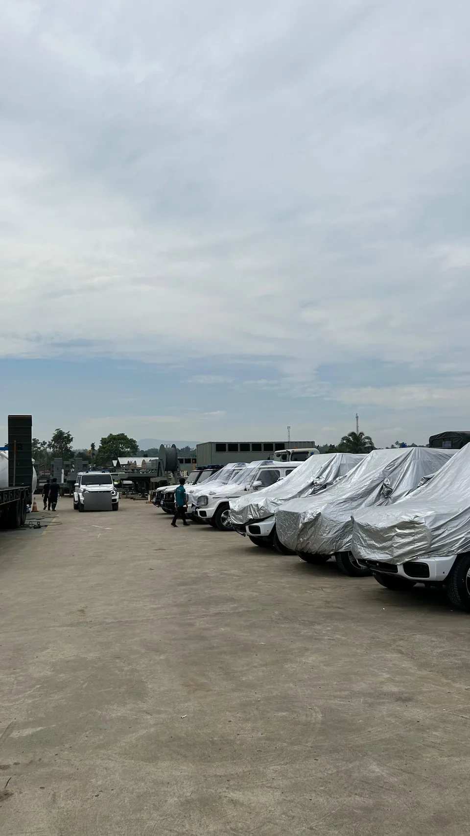 Deretan kendaraan di area terbuka.
