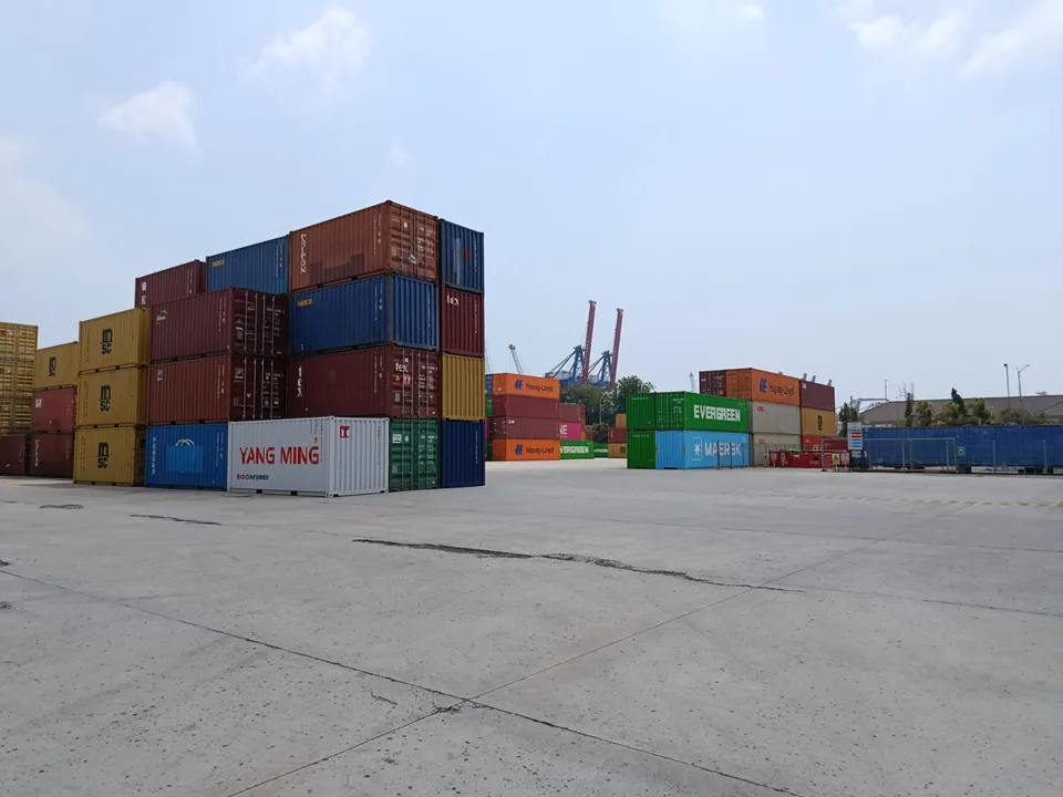 Tumpukan peti kemas di area lapangan terbuka.